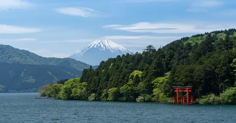 Das rote Schreintor am See Ashi in Hakone Das rote Schreintor am See Ashi in Hakone