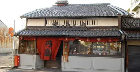 Il Tanka è un commerciante boutique Fushimi Ningyo, statuette in argilla e simboli dipinti a mano di fortuna a tutti,