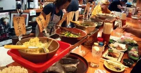 Así preparan el pescado en el restaurante Oden Miyuki Honten.