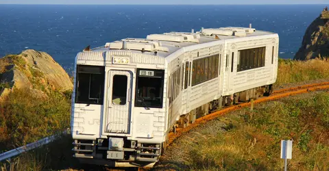 Le train touristique Tohoku Emotion, sur la côte Nord-Est du Japon