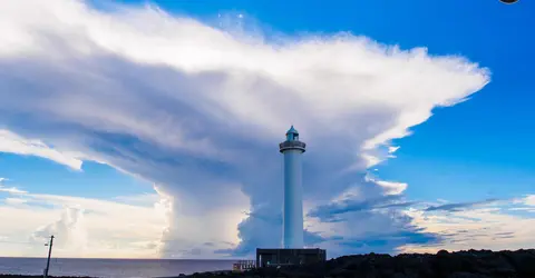 El faro de Yomitan en Okinawa. El faro de Yomitan en Okinawa.
