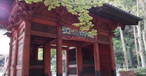 Niten-mon, l'imposante porte de bois rouge à l'entrée du Myohon-ji