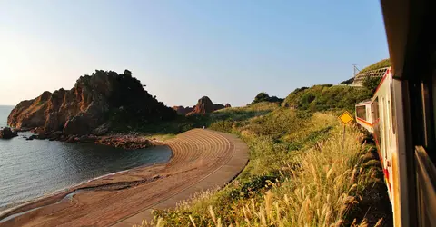 La côte de la mer du Japon vue depuis le train Shirakami sur la ligne Gôno La côte de la mer du Japon vue depuis le train Shirakami sur la ligne Gôno