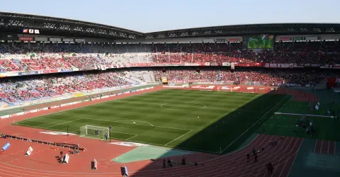 Le stade Nissan lors d'un match de J-League entre Yokohama F. Marinos et les Urawa Reds