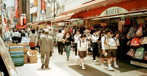 Balade dans les ruelles d'Ameya Yokocho près de la gare d'Ueno Balade dans les ruelles d'Ameya Yokocho près de la gare d'Ueno