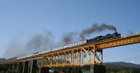 Le train à vapeur SL Banetsu Monogatari, traversant la rivière Ichinotogawa
