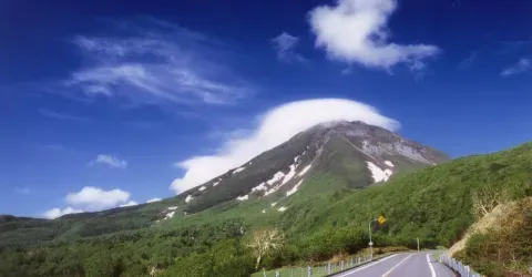 Les routes du parc de Shiretoko, au nord-est de Hokkaido, sont une destination touristique en soi