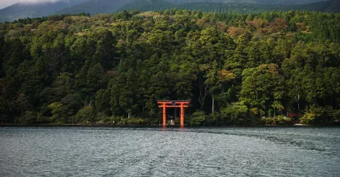 Torii sur le lac Ashi à Hakone