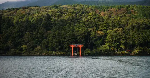 Torii sur le lac Ashi à Hakone Torii sur le lac Ashi à Hakone