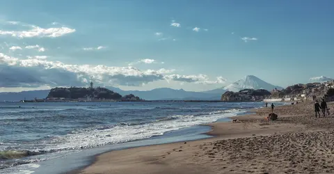 La plage d'Enoshima et le mont Fuji La plage d'Enoshima et le mont Fuji