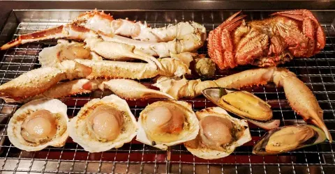 Buffet de crabes et autres fruits de mer dans un restaurant du quartier de Susukino à Sapporo (Hokkaidô)