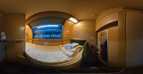 Intérieur d'une cabine du train de nuit Sunrise Express, gare d'Okayama. Intérieur d'une cabine du train de nuit Sunrise Express, gare d'Okayama.