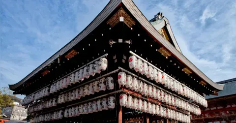 Dans l'enceinte du temple Yasaka jinja à Kyoto
