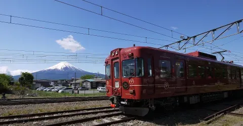 Train de la ligne Fujikyu Railways, près du mont Fuji