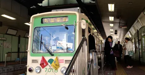 Sur le quai du tram Toden Arakawa de Tokyo