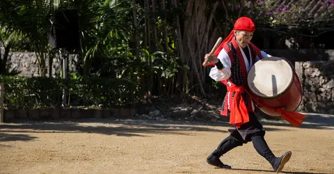 Spectacle d'Eisa au Ryukyu Mura