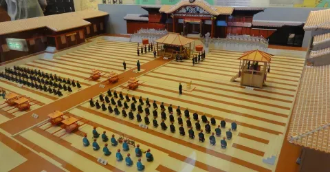 Reproduction de la cérémonie de couronnement Sappôshi dans la cour du château Shuri d'Okinawa