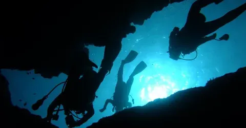 Plongée dans une grotte