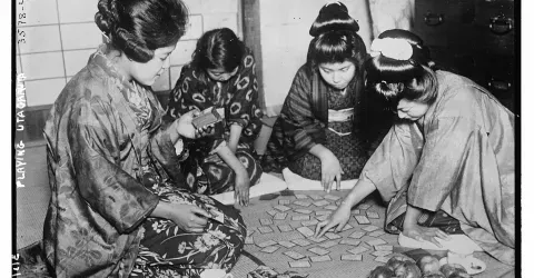 Jeunes femmes jouant à l'Uta-garuta (ca.1900)