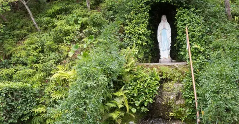Paysage typique des îles Goto : la vierge Marie entourée de verdure Paysage typique des îles Goto : la vierge Marie entourée de verdure