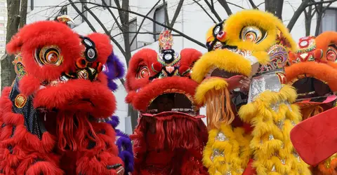 Danseurs participant à la danse du lion Danseurs participant à la danse du lion