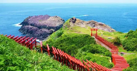 Les 123 torii du sanctuaire Motosuminari