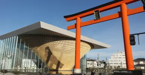 Le centre et son torii