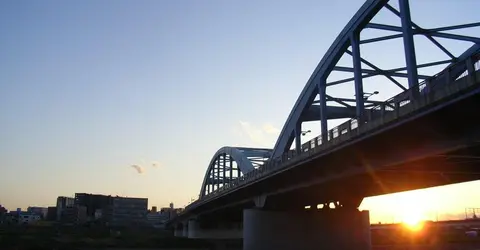 Promenade nocturne sur les bords de la rivière Tamagawa