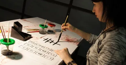 La calligraphie japonaise peut aussi s'apprendre dans les associations franco-japonaises de l'hexagone!