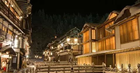 Cae la noche en Ginzan Onsen