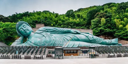 Le temple Nanzo-in, à 25 minutes en train de Fukuoka, attire de nombreux pélerins pour son bouddha allongé.