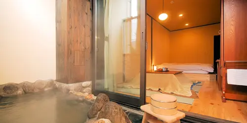 Ryokan - 3 * Hakone Ichinoyu Shinkan - Onsen im Raum - Ichinoyu Shinkan