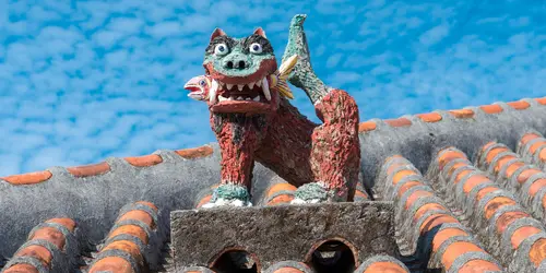 L'île village de Taketomi. Les maisons sont souvent surmontées de shisa, l'animal mythique de l'archipel.