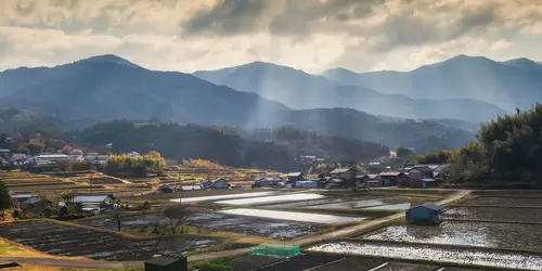 Campiña japonesa en los Alpes japoneses
