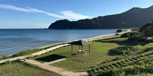 Un délicieux petit-déjeuner vous attend dans ce charmant restaurant en bord de mer