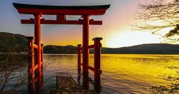 Heiwa no Torii dans le lac d'Hakone, un lieu magique et incontournable à visiter proche du Mont Fuji