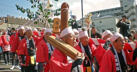 La défilé lors du festival Honen matsuri