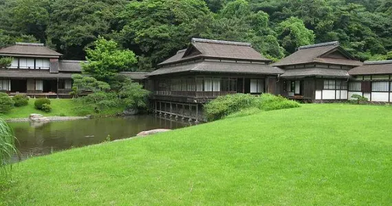 Vista del estanque y las casas de Jardín Sankeien.