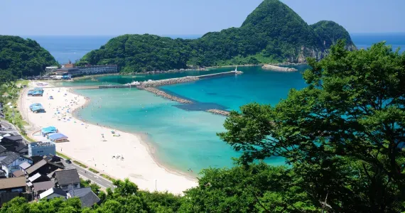 Playas de arena fina y aguas cristalinas, Takeno.