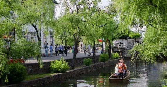 Des touristes font une promenade en bateau à Kurashiki.