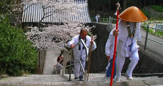 Des pèlerins à l'entrée d'un temple.